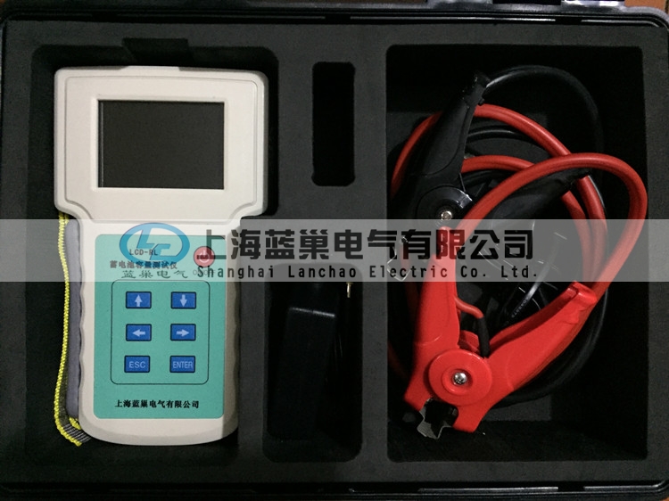 LCD-RL蓄電池容量測試儀，是快速準確測量蓄電池健康狀態(tài)、荷電狀態(tài)以及連接電阻等參數(shù)的數(shù)字存儲式儀器。本儀表通過在線測試，能顯示并記錄單節(jié)及整組電池的電壓、內(nèi)阻、容量、溫度等重要參數(shù)，可自動判別精確有效地挑出落后電池。